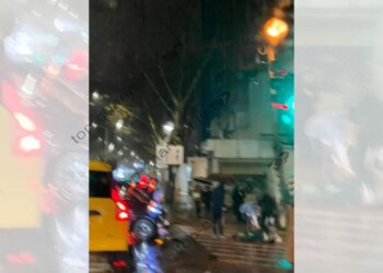 Aksident në rrugën “Siri Kodra” në Tiranë, një qytetar goditet pranë vijave të bardha.