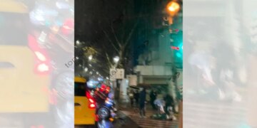 Aksident në rrugën “Siri Kodra” në Tiranë, një qytetar goditet pranë vijave të bardha.