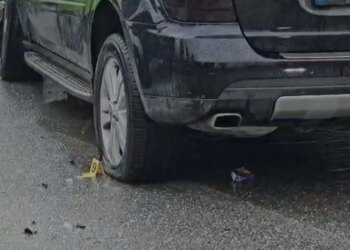 Aksident në segmentin Elbasan-Shushicë, drejtuesi i automjetit mbetet i plagosur, rruga bllokohet.