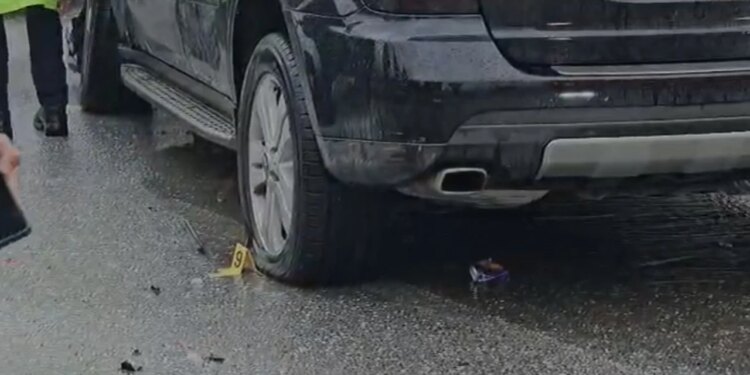 Aksident në segmentin Elbasan-Shushicë, drejtuesi i automjetit mbetet i plagosur, rruga bllokohet.