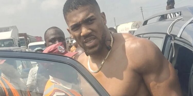 Aksidenti tragjik që mori jetën e dy personave rrezikon gjithashtu yllin e boksit, ndërsa policia ka ngritur akuza ndaj shoferit të Anthony Joshuas.