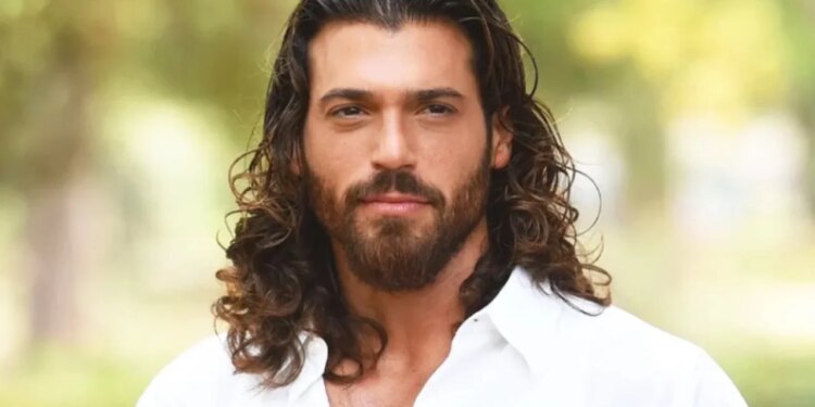 Aktori i njohur turk arrestohet në Stamboll pas kapjes gjatë përdorimit të drogës në një klub nate.