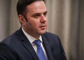 Akuza për lidhje me interesa të dyshimta lidhur me projektin e Aeroportit të Vlorës, Abdixhiku kritikon ashpër gazetarët pas dështimit në zgjedhje.