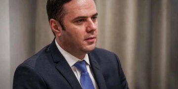 Akuza për lidhje me interesa të dyshimta lidhur me projektin e Aeroportit të Vlorës, Abdixhiku kritikon ashpër gazetarët pas dështimit në zgjedhje.