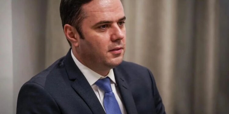 Akuza për lidhje me interesa të dyshimta lidhur me projektin e Aeroportit të Vlorës, Abdixhiku kritikon ashpër gazetarët pas dështimit në zgjedhje.