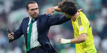 Al Ahli-Al Nassr përfundon në përplasje fizike, Joao Felix godet, por edhe ai reagon me shtyra.