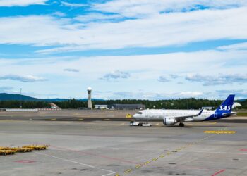 Alarm në Aeroportin e Oslos, mbyllet një pistë fluturimesh për shkak të një droni të evidentuar.