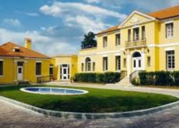 Ambasada e SHBA-së përgjigjet pas komenteve të Ramës: "Kinezët na shohin si mundësi të mirë", duke theksuar rëndësinë e transparencës dhe drejtësisë për të tërhequr investitorë në vend.