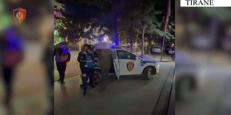 Anëtar i kërkuar i grupit kriminal të armëve në Tiranë kapet pas një muaji në arrati.