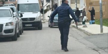 Arratisja e Altin Ndocit: Efektivi që e ndoqi, po ai që i dorëzoi telefonin Veliajt pranë furgonit të policisë.