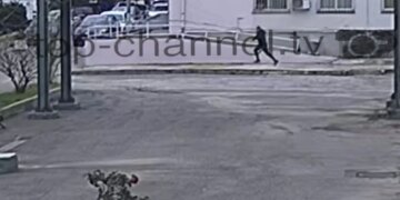 Arratisja si në film: Efektivi qëlloi me armë për të bllokuar Ndocin, por ai e shfrytëzoi momentin për të ikur me vrap.