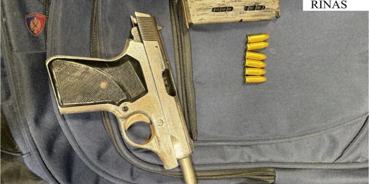 Arrestohet 36-vjeçari që përpiqej të kalonte në Rinas me armë zjarri në valixhe