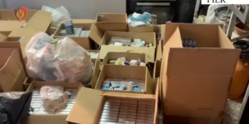 Arrestohet 42-vjeçari për furnizimin e farmacive në Fier me ilaçe të skaduara.