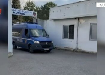 Arrestohet një 29-vjeçar në Laç për mbajtje të armës pa leje, konfiskohet arma automatike me krehër dhe fishekë.