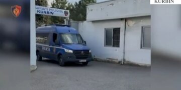 Arrestohet një 29-vjeçar në Laç për mbajtje të armës pa leje, konfiskohet arma automatike me krehër dhe fishekë.