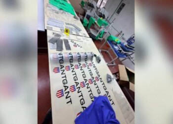 Arrestohet një 50-vjeçar turk në Kamëz për stampimin e veshjeve të kontrabanduara me logo false, një tjetër person shpallet në kërkim.