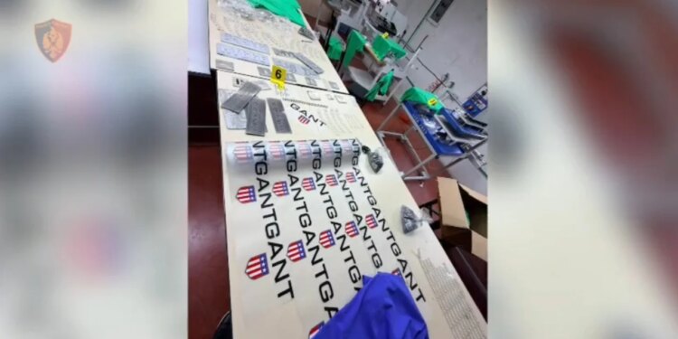 Arrestohet një 50-vjeçar turk në Kamëz për stampimin e veshjeve të kontrabanduara me logo false, një tjetër person shpallet në kërkim.