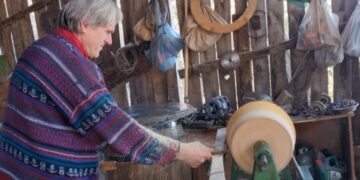 Artizani i Librazhdit, Gani Çepi, punon me dru për më shumë se 40 vjet, fillim i tij nga programet e jashtme.