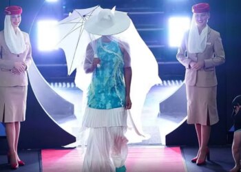 Australian Open: Hyrja e Naomi Osakës në fushë si një shfaqje mode me kapelë, çadër dhe vello nuseje.