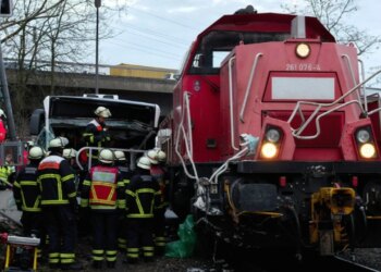 Autobusi godet trenin në Hamburg, një person humb jetën dhe dhjetë të tjerë lëndohen.