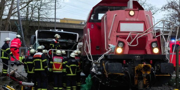 Autobusi godet trenin në Hamburg, një person humb jetën dhe dhjetë të tjerë lëndohen.