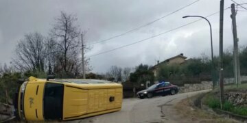 “Autobusi që transportonte nxënësit humb kontrollin dhe përmbyset, pas thyerjes së xhamit, e nxjerr të frikësuar pasagjerët jashtë.”