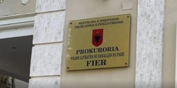 Avokatja që mashtronte qytetarët dhe u grabiste paratë, dërgohet për gjykim në Fier