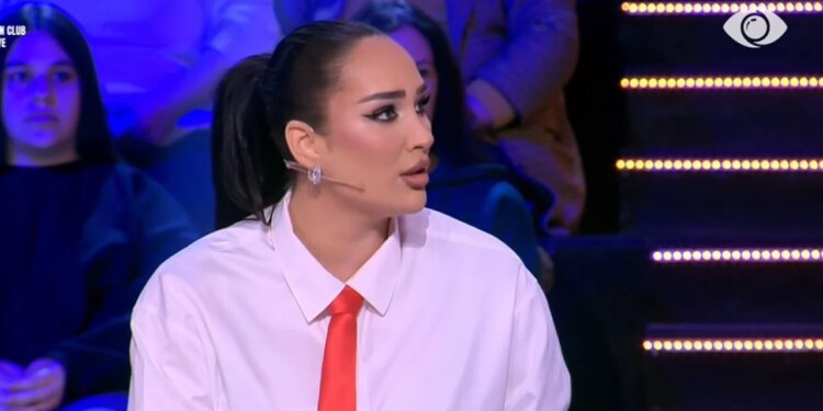 “Babai po vepron si maniak”, Erjola Doçi shpreh mendimin e saj mbi marrëdhënien mes Mirit dhe Selinës: E papranueshme të shohësh ‘vajzën’ në momente intime gjatë dushit.