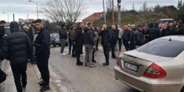 Banorët e Fushë-Krujës protestojnë për dëmtimet në rrugë nga kamionët