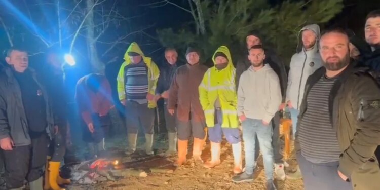 Banorët e Thumanës kërkojnë ndihmë pas katër ditëve nën pushtetin e ujit: Po i kalojmë natat jashtë dhe na mungojnë ushqimet.