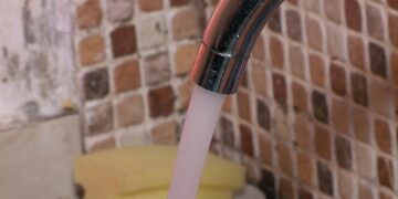 Banorët shprehin shqetësime për klorin dhe aromën e ujit në Tiranë, bashkia përgjigjet: në përputhje me standardet, ruani kujdes me depozitat.