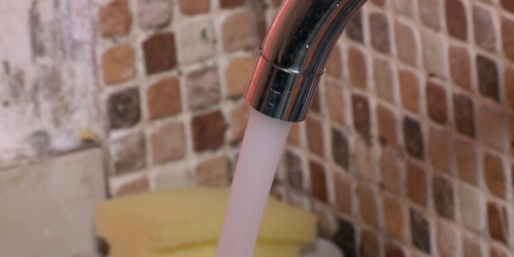 Banorët shprehin shqetësime për klorin dhe aromën e ujit në Tiranë, bashkia përgjigjet: në përputhje me standardet, ruani kujdes me depozitat.