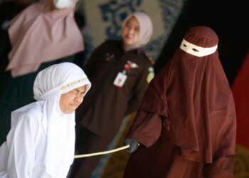 Barbari në Indonezi: Çifti i paligjshëm dënohet me 140 kamzhikë, ndërsa gruaja pëson humbje ndjenjash.