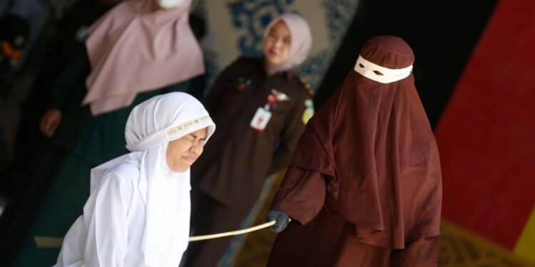 Barbari në Indonezi: Çifti i paligjshëm dënohet me 140 kamzhikë, ndërsa gruaja pëson humbje ndjenjash.