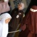 Barbari në Indonezi: Çifti i paligjshëm dënohet me 140 kamzhikë, ndërsa gruaja pëson humbje ndjenjash.