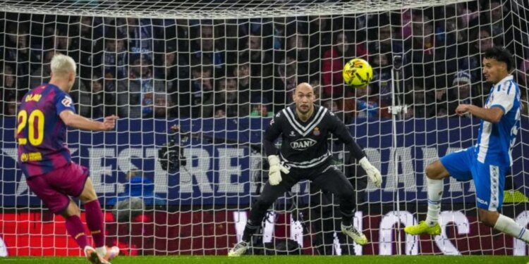 Barcelona pëson, por fiton derbin ndaj Espanyol, duke u distancuar më shumë nga Real Madridi.