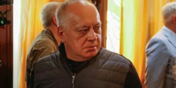 “Bashkëpunoni me zv.Presidenten ose përballuni me një fat të ngjashëm si ai i Maduros”, SHBA paralajmëron ministrin e brendshëm të Venezuelës. Reuters: Pasuritë e fshehura të Rodríguez-it zbulohen në Katar.