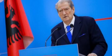 Berisha para protestës së opozitës: Qytetarët do ta japin mësimin e duhur Qeverisë, Rama të mbetet në zyrë nëse e ka burrërinë.