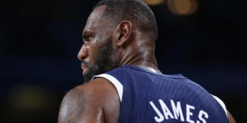Bie nga titulli: LeBron James nuk do të jetë titullar në NBA All Star Game pas 21 vitesh.