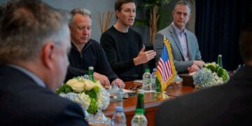 Bisedimet për paqe në Ukrainë vazhdojnë në Abu Dhabi pas një luftë të gjatë pothuajse katërvjeçare me Rusinë, pa përfshirjen e përfaqësuesve të Trump.