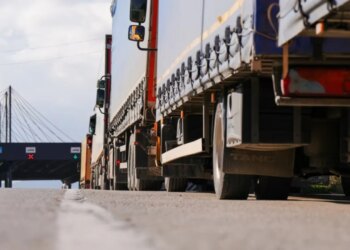 Bllokimi i kufijve dëmton bizneset shqiptare dhe ngjall shqetësime për rritjen e çmimeve.