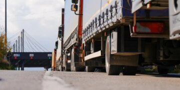 Bllokimi i kufijve dëmton bizneset shqiptare dhe ngjall shqetësime për rritjen e çmimeve.