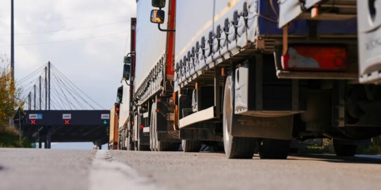 Bllokimi i kufijve dëmton bizneset shqiptare dhe ngjall shqetësime për rritjen e çmimeve.