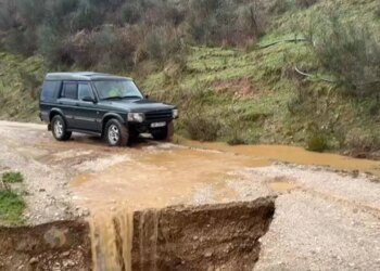 Blokohet rruga Subash-Tërbuq-Laboë në Gjirokastër për shkak të rënies së dheut dhe inertesh, banorët e moshuar mbesin të izoluar.