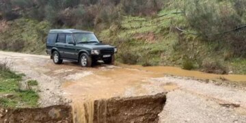 Blokohet rruga Subash-Tërbuq-Laboë në Gjirokastër për shkak të rënies së dheut dhe inertesh, banorët e moshuar mbesin të izoluar.
