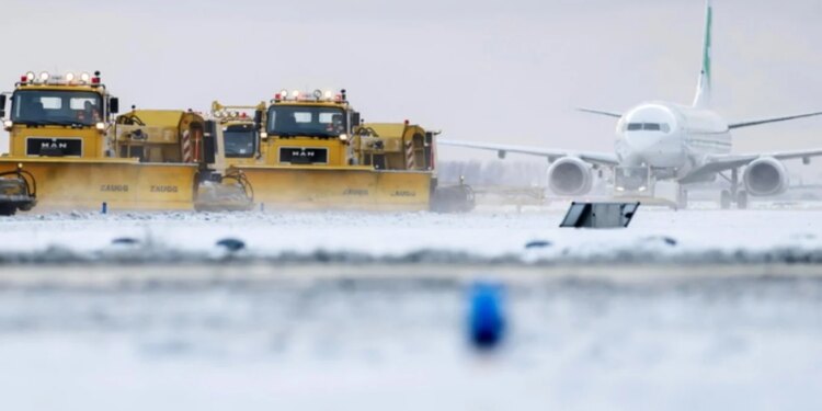 Bora dhe akulli krijojnë vështirësi në Holandë, duke çuar në pezullimin e transportit hekurudhor dhe ajror.