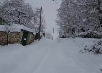 Bora dhe akulli në Dibër, disa rrugë bëhen pothuajse të pakalueshme. Vazhdon operacioni për gjetjen e 30-vjeçarit të vdekur në lumin Mat.