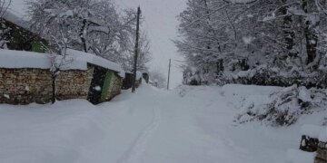Bora dhe akulli në Dibër, disa rrugë bëhen pothuajse të pakalueshme. Vazhdon operacioni për gjetjen e 30-vjeçarit të vdekur në lumin Mat.