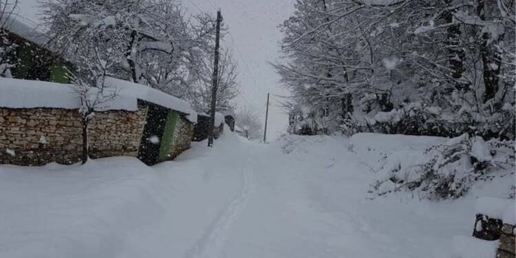 Bora dhe akulli në Dibër, disa rrugë bëhen pothuajse të pakalueshme. Vazhdon operacioni për gjetjen e 30-vjeçarit të vdekur në lumin Mat.