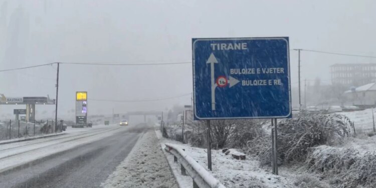 Bora e dendur në Bulqizë komplikon qarkullimin rrugor